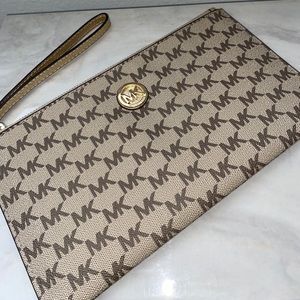 Michael Kors wristlet